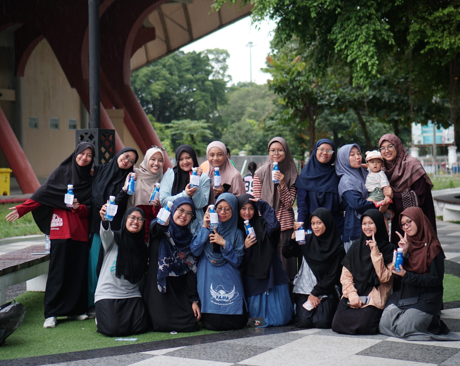 Muslimah yang tersenyum, berdaya, dan berkarya dalam lingkungan yang islami